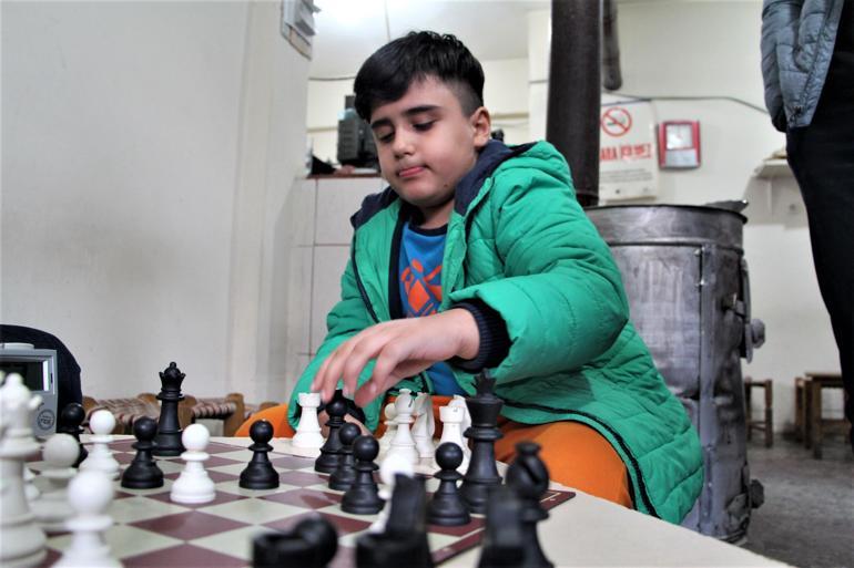 8 yaşındaki Mesut, Türkiye Şampiyonası’na ‘Satranç Kahvesi’nde hazırlanıyor