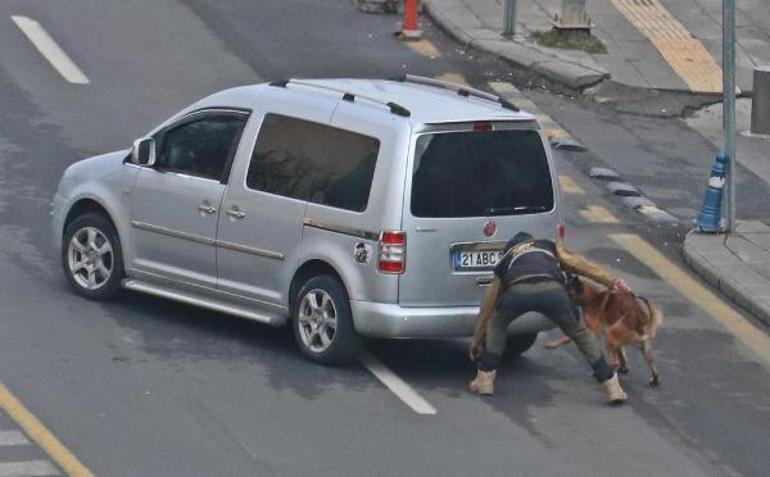 Diyarbakırda adliye yakınında yol ortasındaki araç alarmı