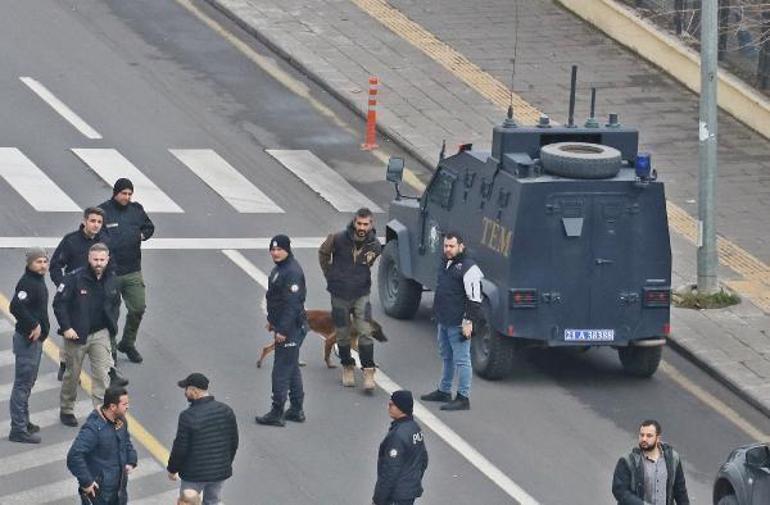 Diyarbakırda adliye yakınında yol ortasındaki araç alarmı