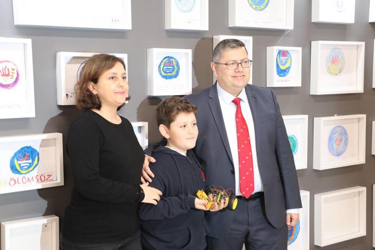 Atahan, dondurma çubuklarından yaptığı resim çerçevesini Emine Erdoğan’a gönderdi