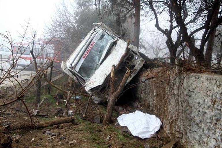 Kamyonet, kazaya müdahale edenlerin arasına daldı; 1 ölü, 1i polis 3 yaralı
