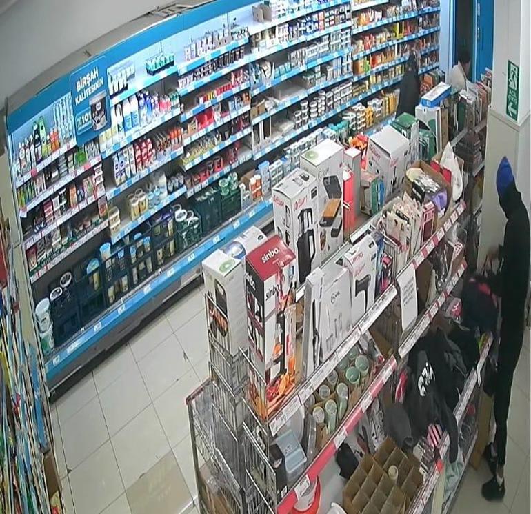 Marketten hırsızlık yaptı, fark eden kasiyere satır gösterdi
