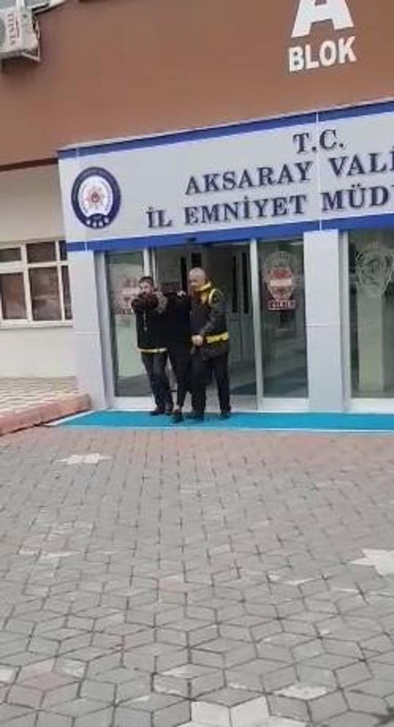 Marketten hırsızlık yaptı, fark eden kasiyere satır gösterdi