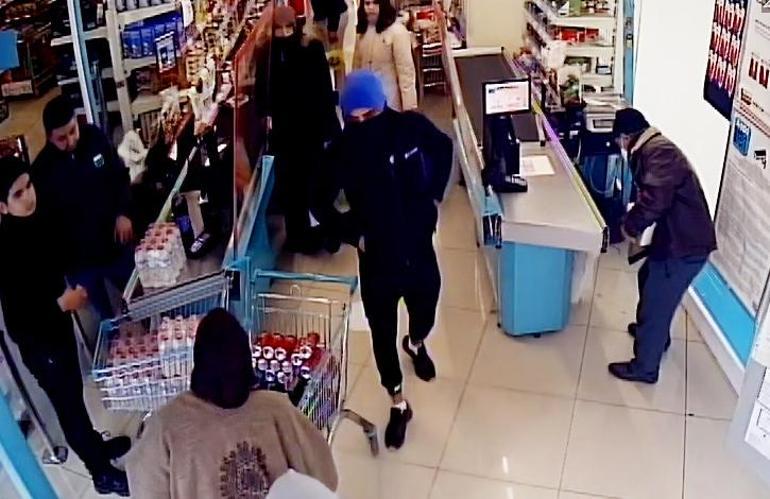 Marketten hırsızlık yaptı, fark eden kasiyere satır gösterdi