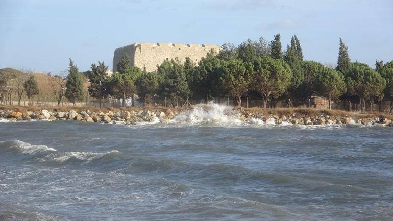 Bozcaada ve Gökçeada feribot seferlerine lodos iptali