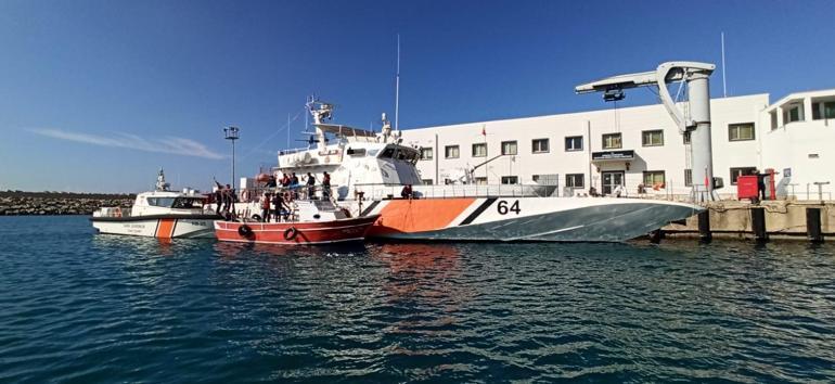 Fırtınada 200 kilometre sürüklenen tekneyi sahil güvenlik ekipleri buldu
