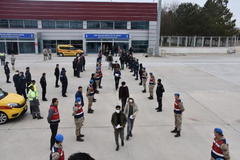 Afganistan uyruklu 227 kaçak göçmen uçakla ülkelerine gönderildi