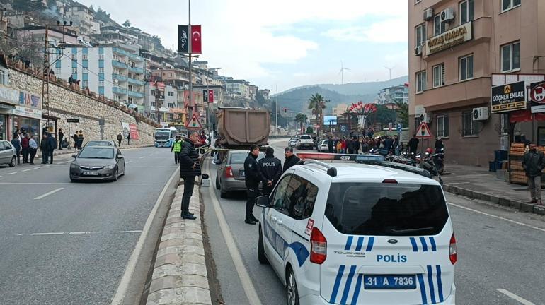 Eşiyle el ele tutuşup yolun karşısına geçerken kamyonun altında kalan kadın, toprağa verildi