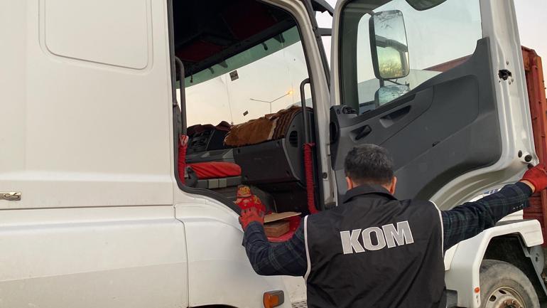 Mısır yüklü TIR’da 5 milyon liralık kaçak cep telefonu ele geçirildi