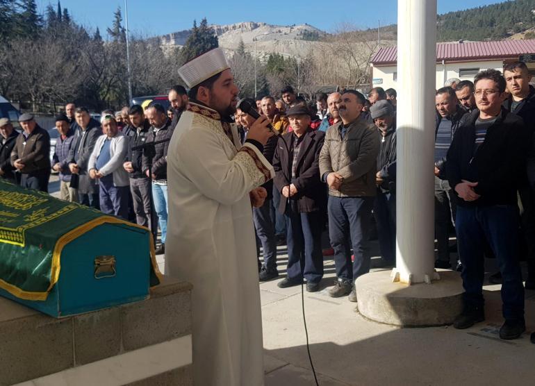 Araçta ölü bulunan 3 kişi, karbonmonoksitten zehirlenmiş