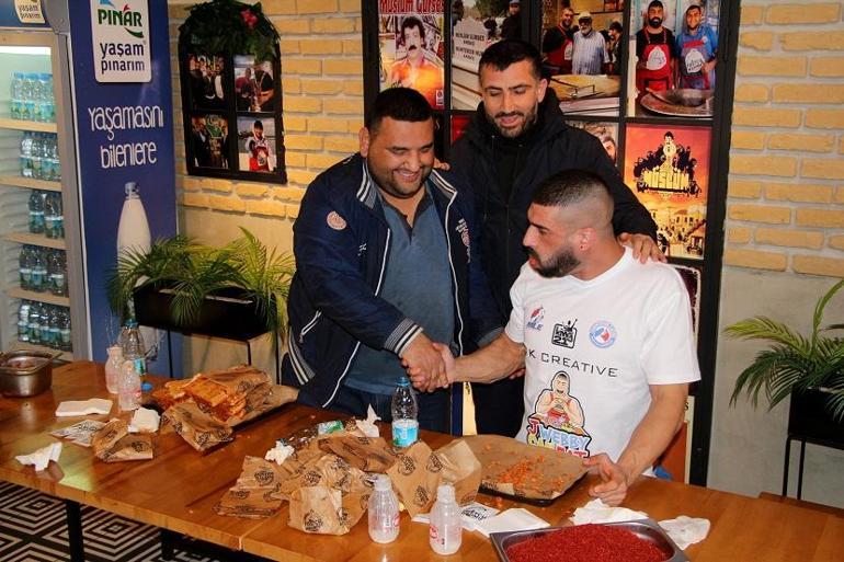 Acılı Adana Tost’u yeme yarışmasını Avustralyalı James Webby kazandı