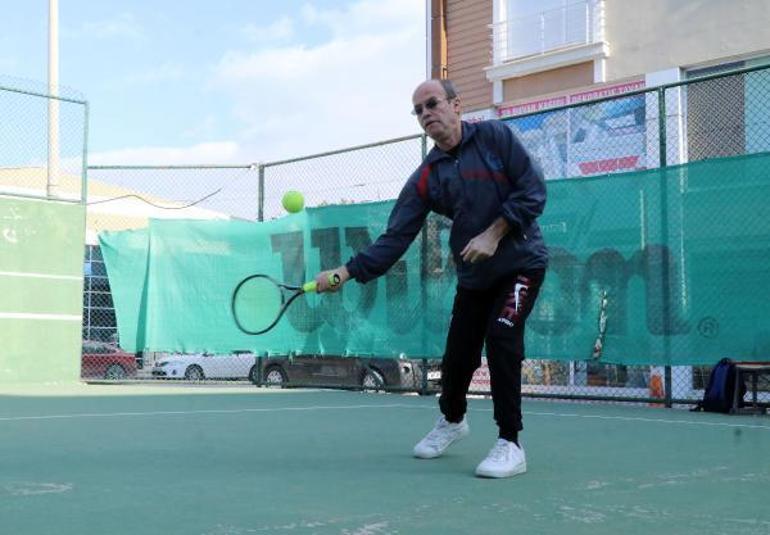 Yıllardır bakımını yaptığı kortlarda şimdi raket sallıyor