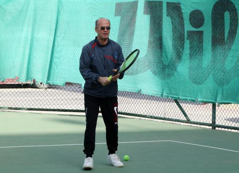 Yıllardır bakımını yaptığı kortlarda şimdi raket sallıyor