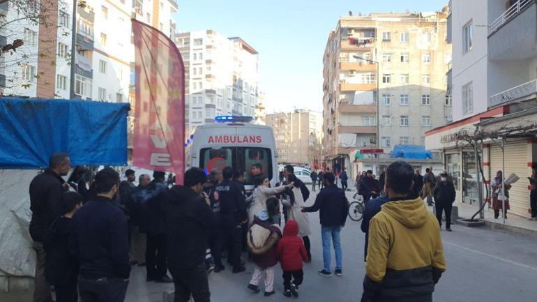 Kumar borcu yüzünden tartıştığı eşini çocuklarının gözü önünde bıçakladı