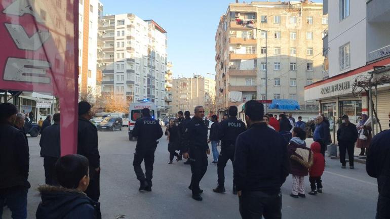 Kumar borcu yüzünden tartıştığı eşini çocuklarının gözü önünde bıçakladı