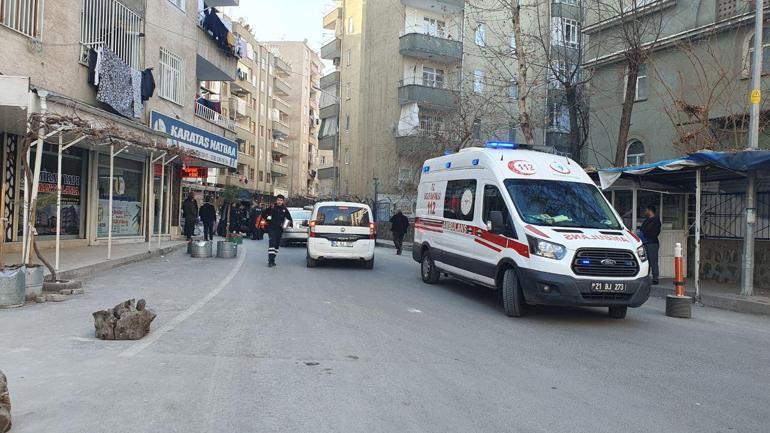 Kumar borcu yüzünden tartıştığı eşini çocuklarının gözü önünde bıçakladı