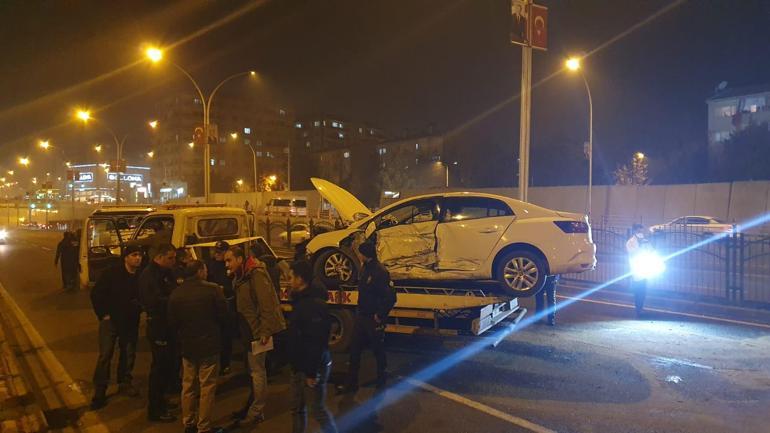 Yan yoldan hızla gelen otomobil bariyerleri aşıp iki araca çarptı: 1 polis şehit, 5 yaralı