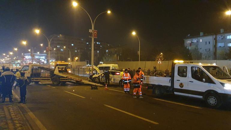 Yan yoldan hızla gelen otomobil bariyerleri aşıp iki araca çarptı: 1 polis şehit, 5 yaralı