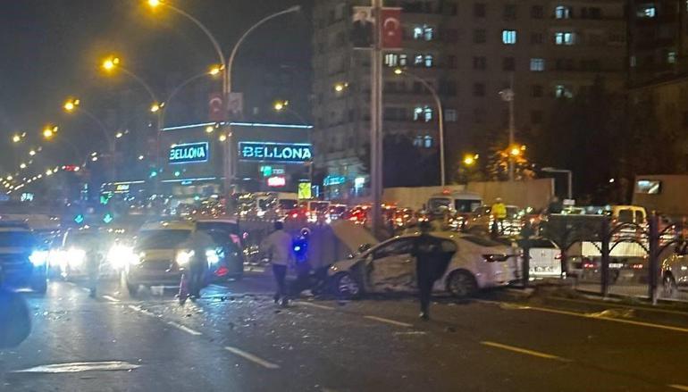Yan yoldan hızla gelen otomobil bariyerleri aşıp iki araca çarptı: 1 polis şehit, 5 yaralı