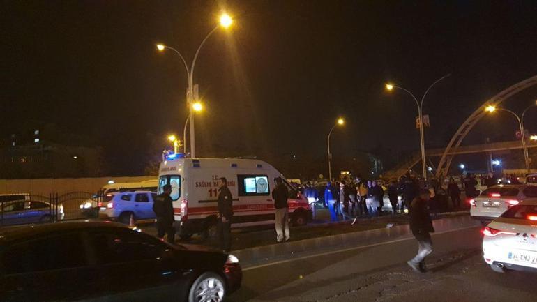 Yan yoldan hızla gelen otomobil bariyerleri aşıp iki araca çarptı: 1 polis şehit, 5 yaralı