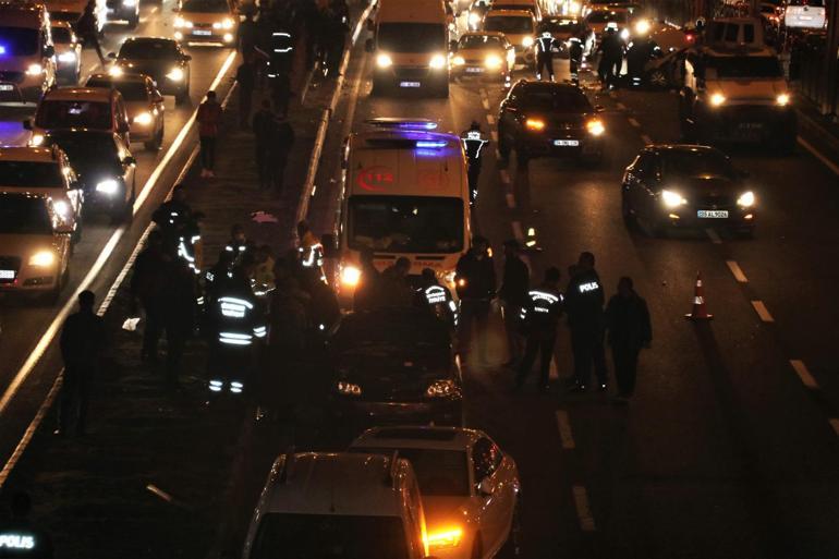 Yan yoldan hızla gelen otomobil bariyerleri aşıp iki araca çarptı: 1 polis şehit, 5 yaralı