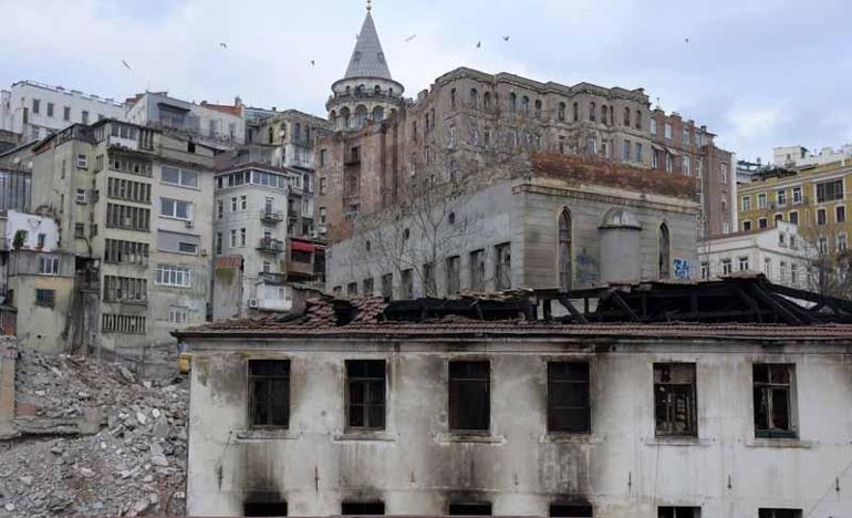 Kilise lojmanında çıkan yangında oluşan hasar gündüz görüntülendi