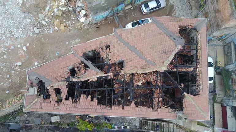 Kilise lojmanında çıkan yangında oluşan hasar havadan görüntülendi
