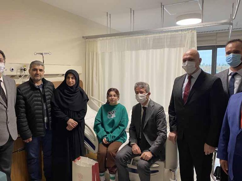 İstanbul İl Milli Eğitim Müdürü Levent Yazıcı lise öğrencisi Yüsranuru hastanede ziyaret etti