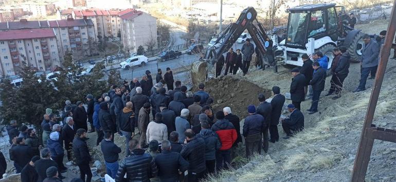 Evde boğazı kesik cesedi bulunan kadın toprağa verildi