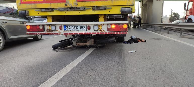 Küçükçekmecede TIRa çarpan motosikletteki iki kişi yaralandı