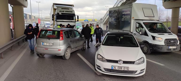 Küçükçekmecede TIRa çarpan motosikletteki iki kişi yaralandı
