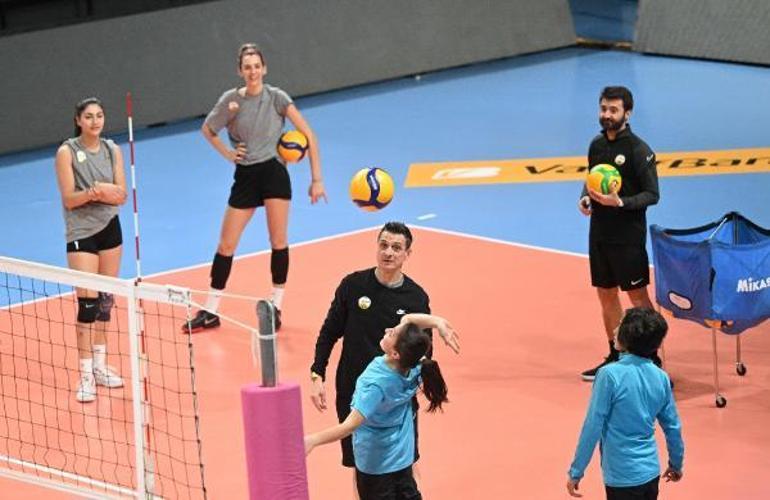 Bakan Kasapoğlu ile Guidetti, Karstan gelen kız voleybolcularla buluştu