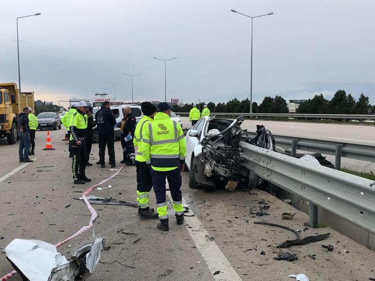 Bursada refüje çarpan otomobile bariyer saplandı; sürücü öldü