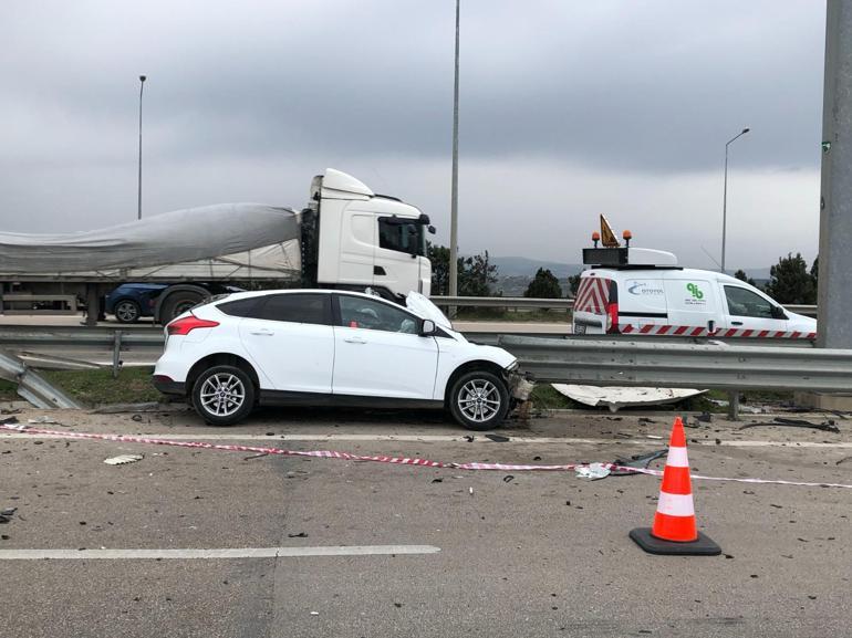Bursada refüje çarpan otomobile bariyer saplandı; sürücü öldü