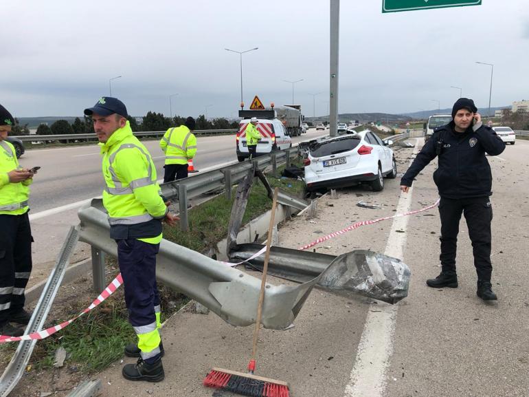 Bursada refüje çarpan otomobile bariyer saplandı; sürücü öldü