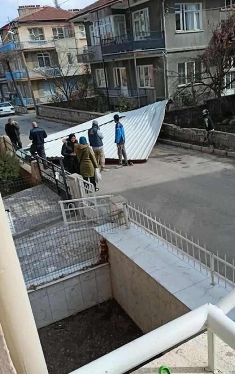 Fırtınada uçan tabelanın üzerine düştüğü Yiğit yaralandı