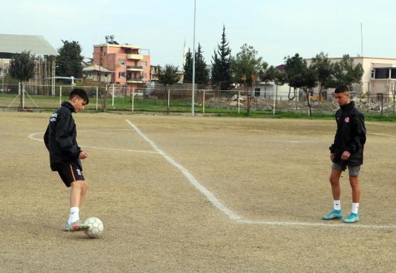 Maç sırasında futbolcuların soyunma odasındaki telefon ve montları çalındı