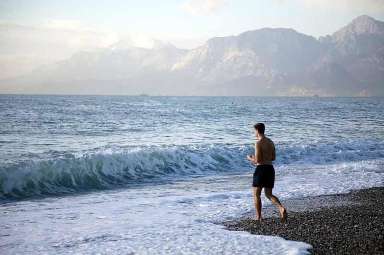 Antalyada fırtına sonrası sahilde temizlik