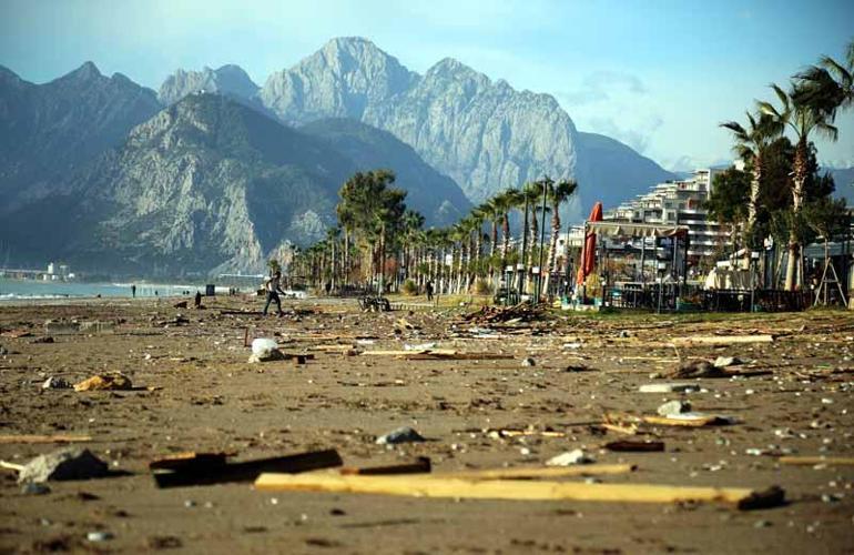 Antalyada fırtına sonrası sahilde temizlik