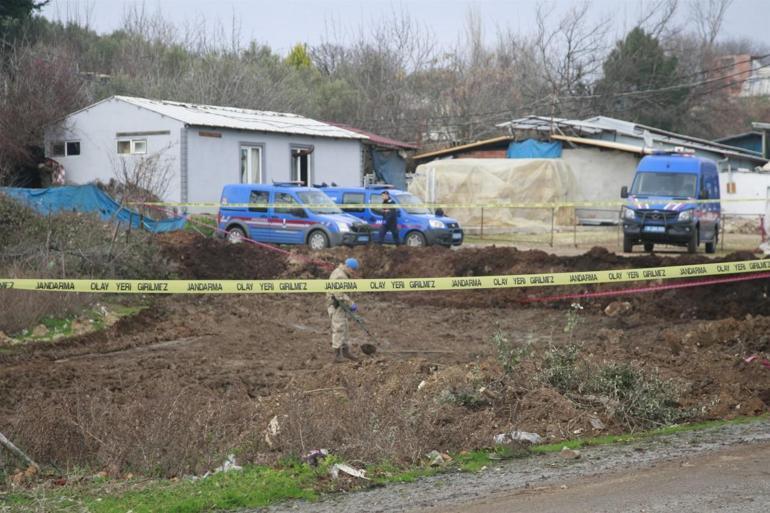 Gübreden kadın cesedinin çıktığı bahçede dedektörlü arama