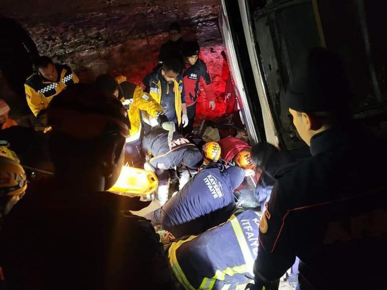 Kayseride yolcu otobüsü şarampole devrildi: 3 ölü, 25 yaralı