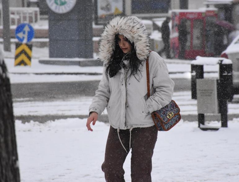 Sivasta 48 yerleşim yeri yolu, kardan kapalı