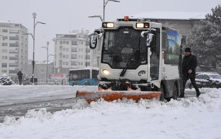 Sivasta 48 yerleşim yeri yolu, kardan kapalı