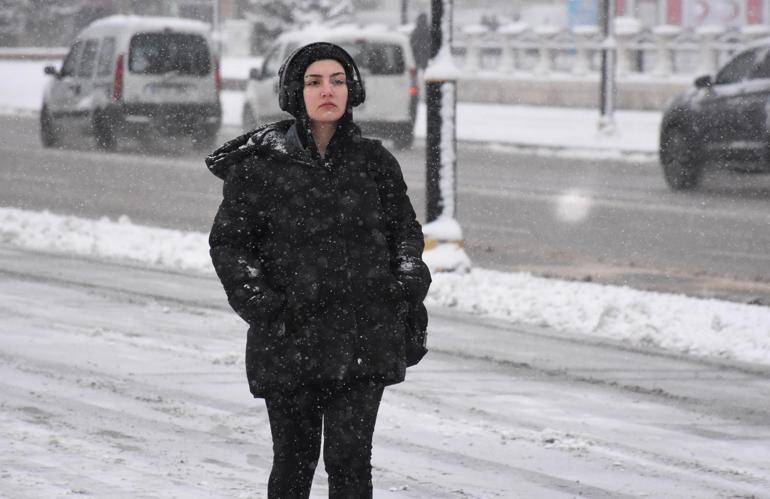 Sivasta 48 yerleşim yeri yolu, kardan kapalı