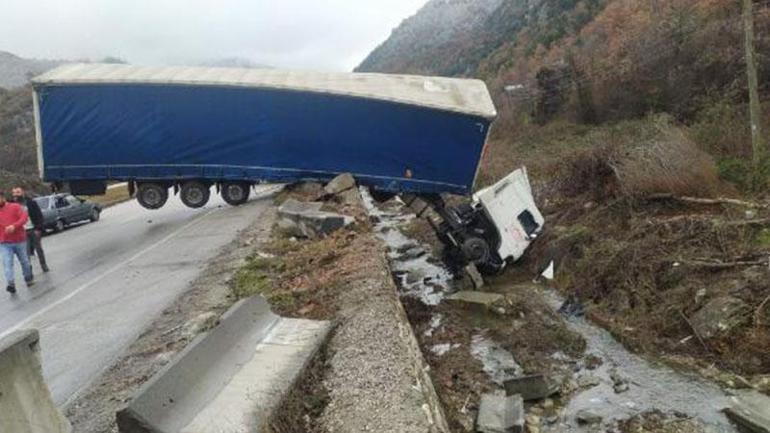 Çorumda TIR, beton bariyere çarptı; şoför yaralı