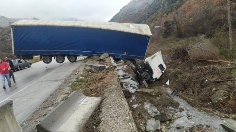 Çorumda TIR, beton bariyere çarptı; şoför yaralı