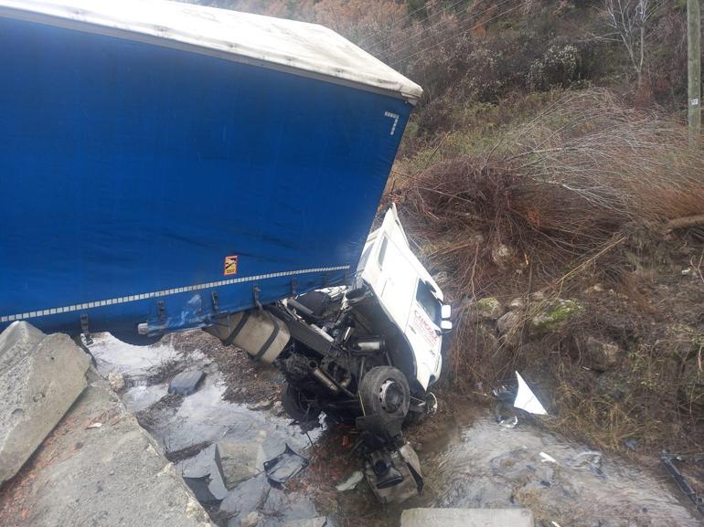 Çorumda TIR, beton bariyere çarptı; şoför yaralı