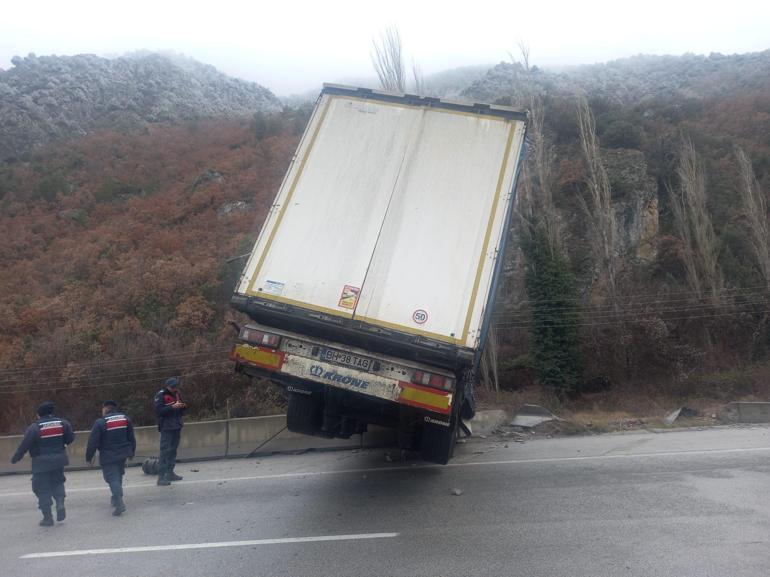 Çorumda TIR, beton bariyere çarptı; şoför yaralı
