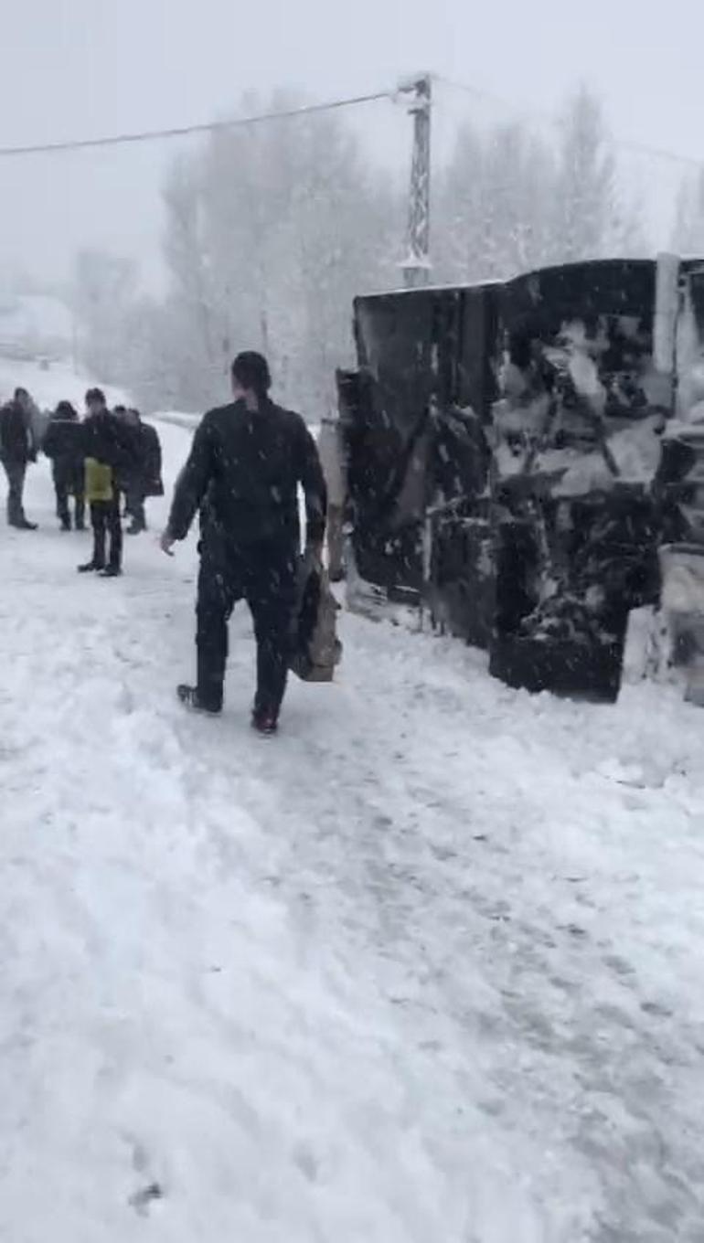 Bingölde yolcu otobüsü devrildi; 12 yaralı