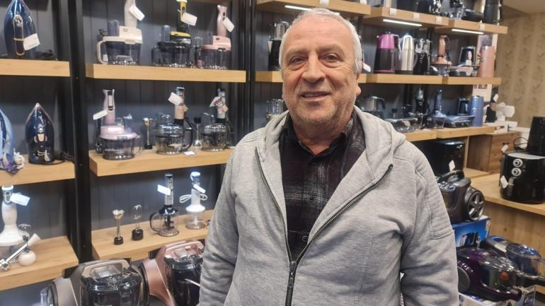 Kıyma makinesine yuva yapan kuşun yavrularının yumurtadan çıkmasını bekliyorlar